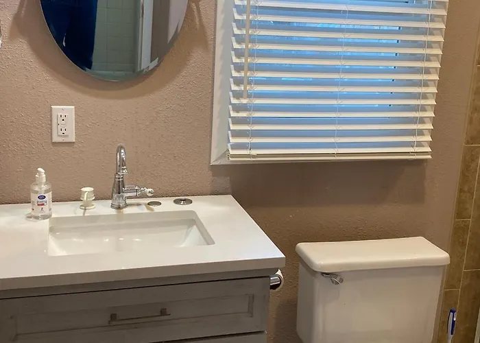 Apartment Quiet Retreat, Minutes From Highway And Downtown *