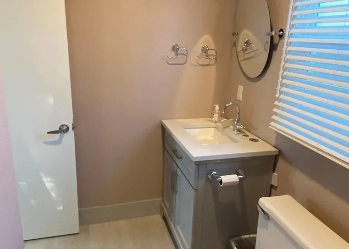 Apartment Quiet Retreat, Minutes From Highway And Downtown *